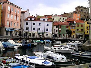 The town is of Venetian origin, surrounded by medieval walls with a 14th century castle and a pretty port