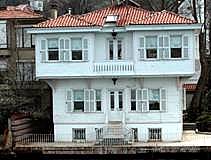 the scenery along the banks of the Bosphorus