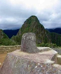 Picture by The Ant : Huayna Picchu & sun dial